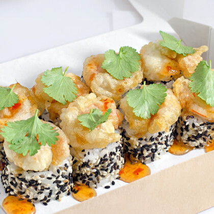 Ролл с креветками и соусом свит чили