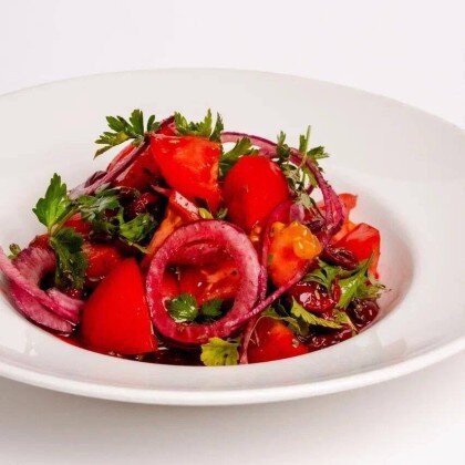 Салат из томатов с вишней и базиликом