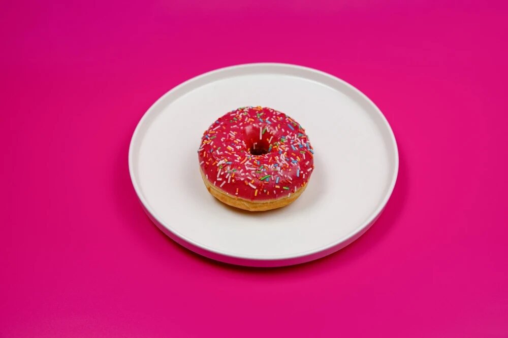 Донат с ягодной начинкой