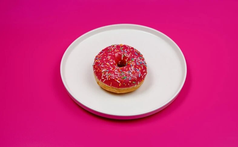 Донат с ягодной начинкой