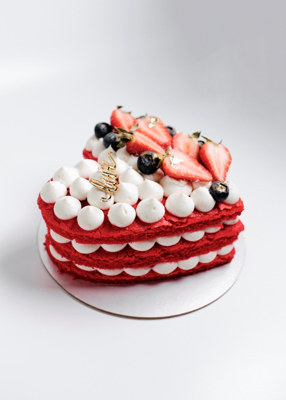 Торт Красный бархат с клубникой
