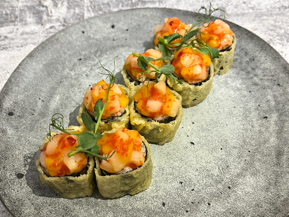 Темпура ролл с тар-таром из гребешка