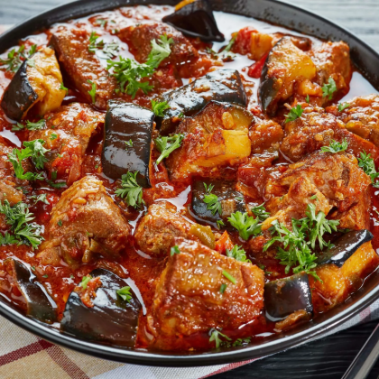 Тушеная свинина с баклажанами