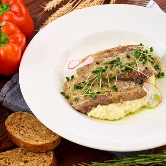 Томленый язык с медово-горчичным соусом и картофельным пюре