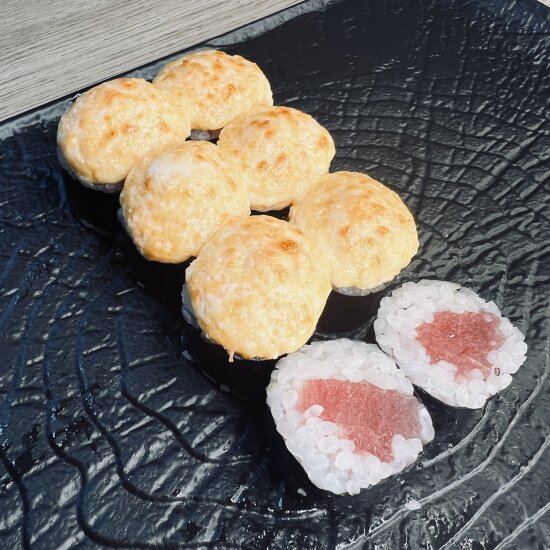 Маки с тунцом запеченный