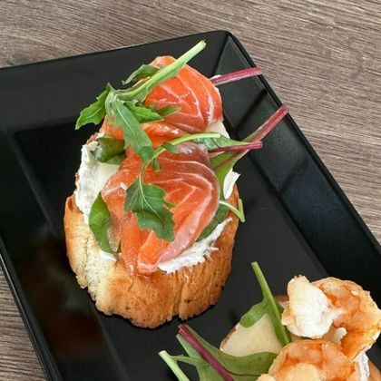 Брускетта с лососем