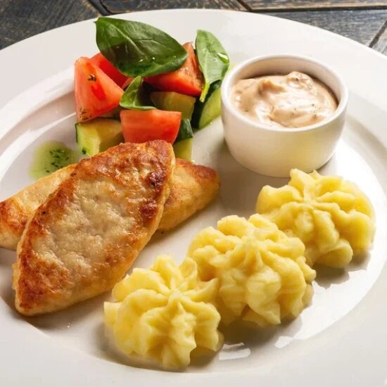 Куриные котлеты с гарниром