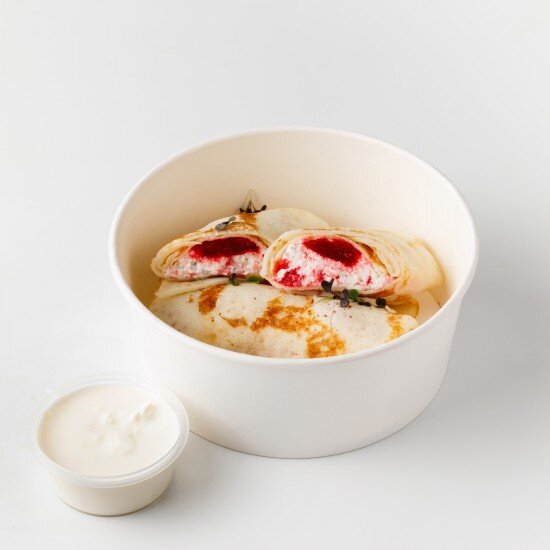 Блины  с творогом и клубникой
Нежные блинчики на цельнозерновой муке. Подаются со сметаной
КБЖУ на порцию 391/16/25/25