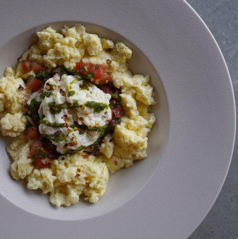 Скрэмбл томаты-страчателла