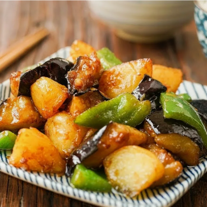 Коктейль из жареных овощей: картофель, баклажаны и сладкий перец “Ди сань сянь”