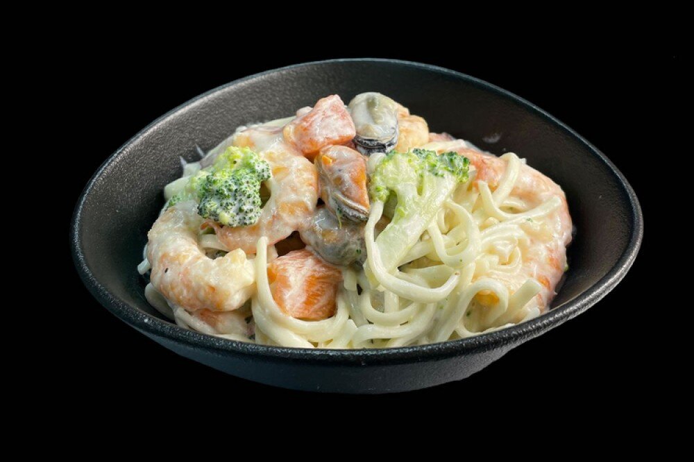 Удон сливочный с морепродуктами и брокколи