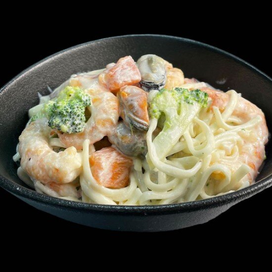 Удон сливочный с морепродуктами и брокколи