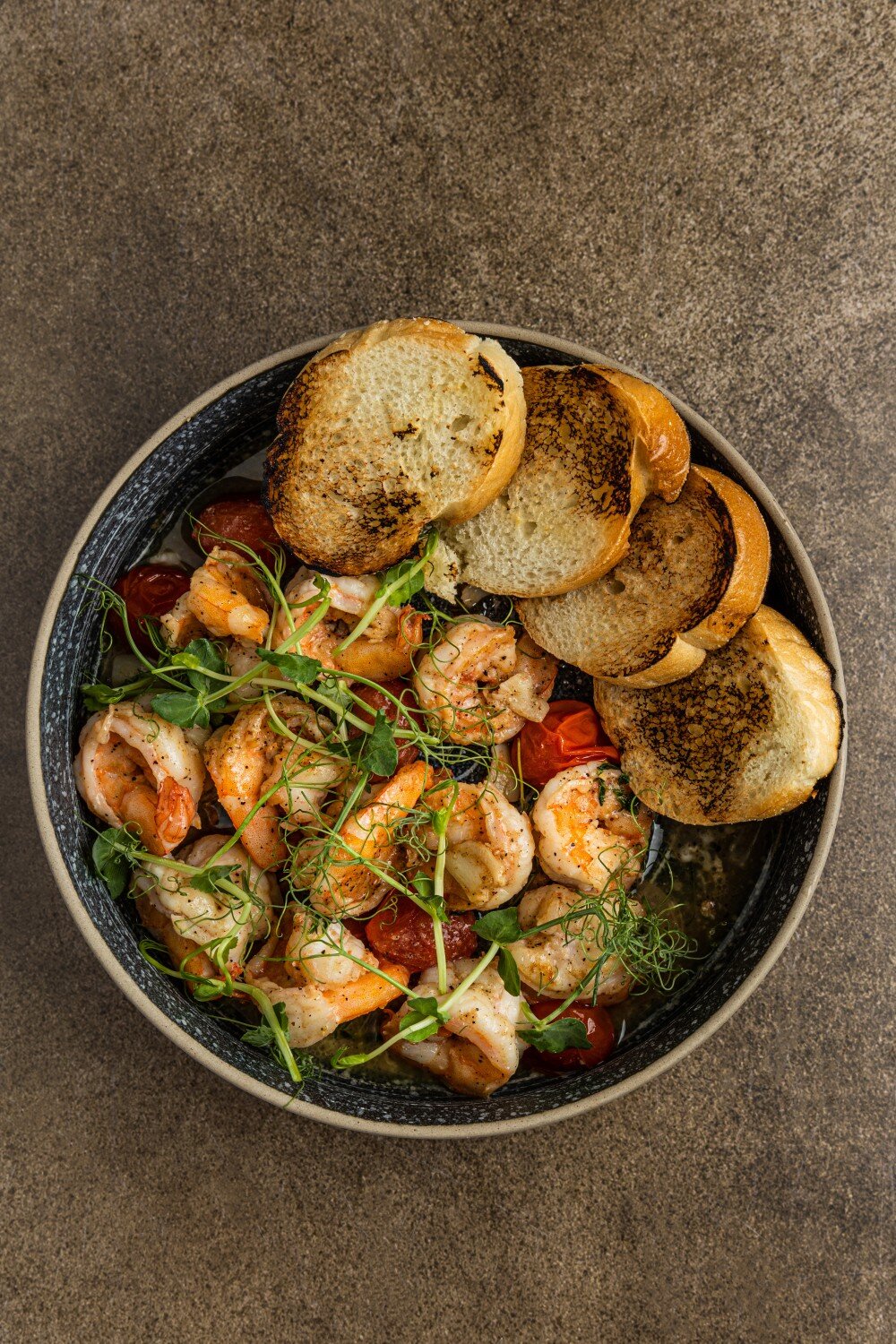 Креветки в чесночном масле с тимьяном и розмарином