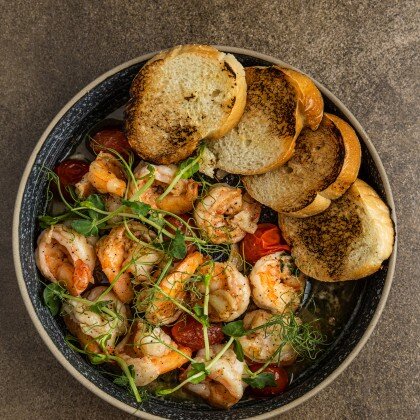 Креветки в чесночном масле с тимьяном и розмарином