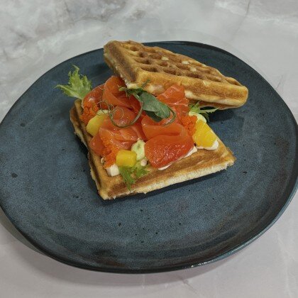 Венские вафли с лососем, масаго и муссом из авокадо