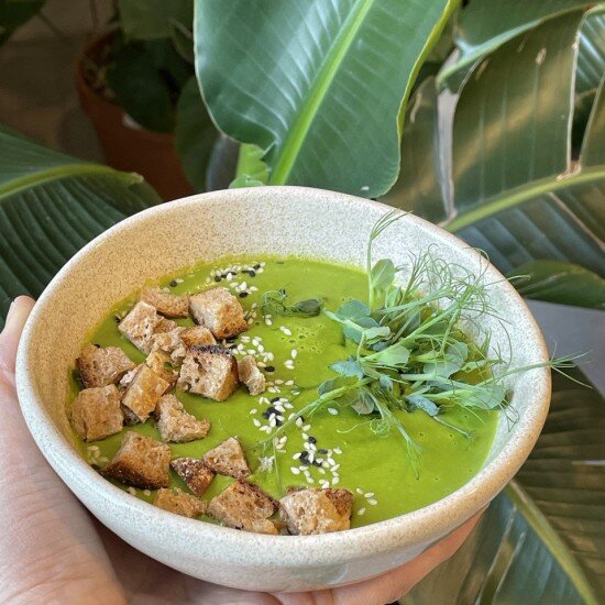 Крем-суп из зеленого горошка со шпинатом и кокосовыми сливками