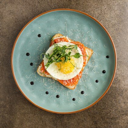 Завтрак с слабосоленой форелью и жареным яйцом