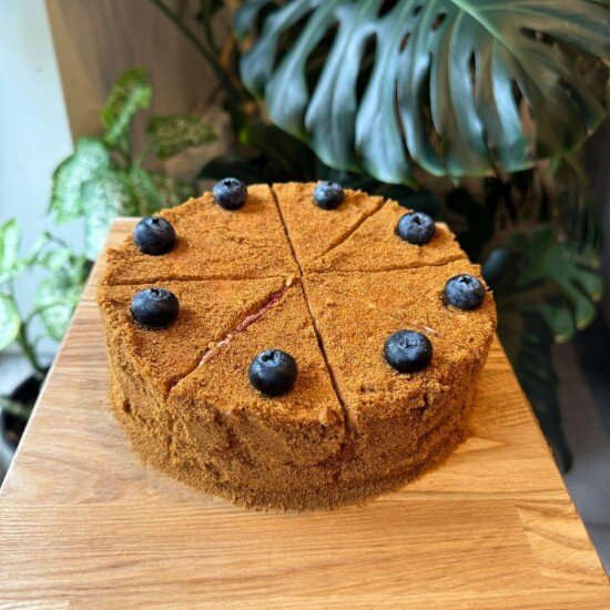 Медовик с брусникой