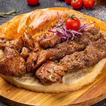 Шашлык в хлебе со свининой и люля-кебабом