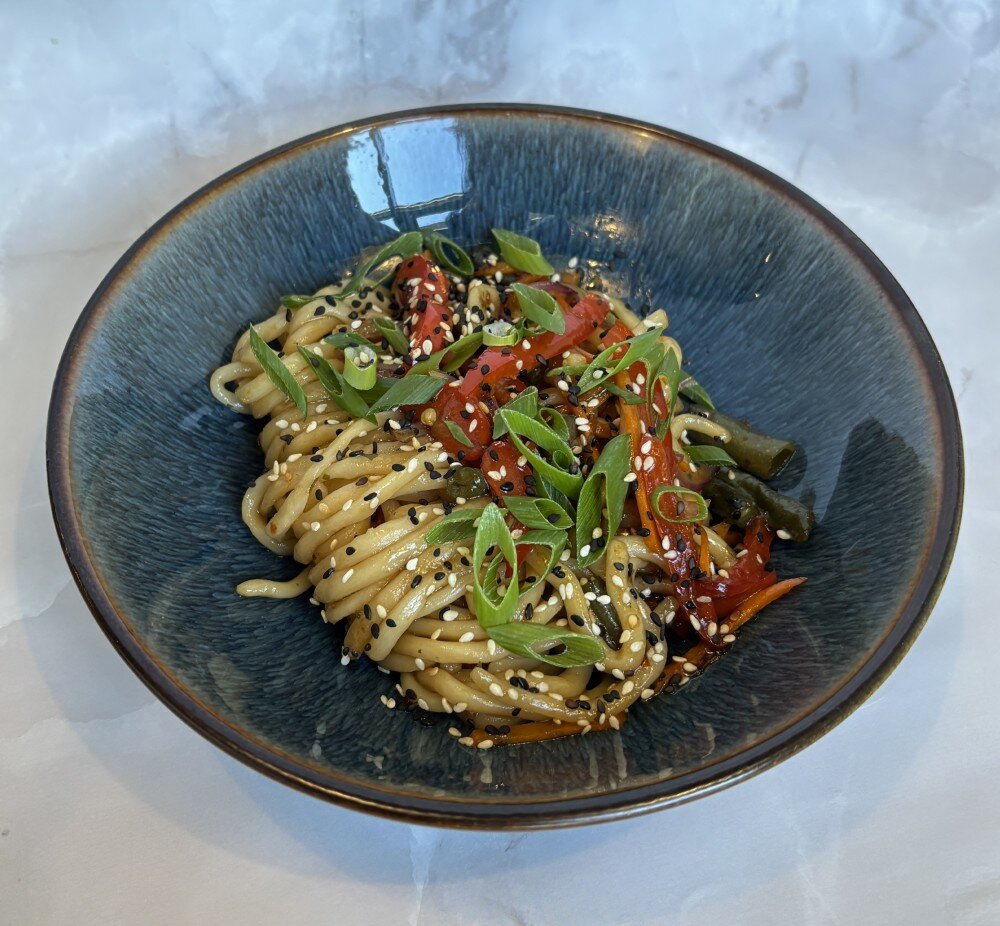 Удон с овощами и соусом свит чили