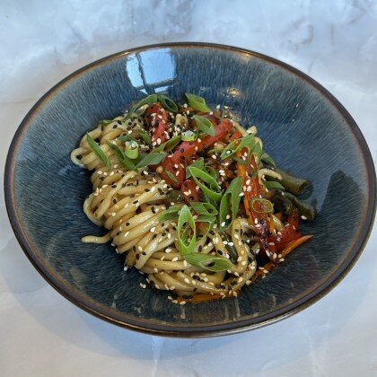 Удон с овощами и соусом свит чили