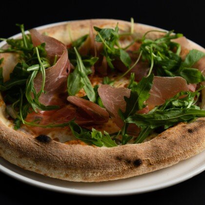 Пицца прошутто с рукколой