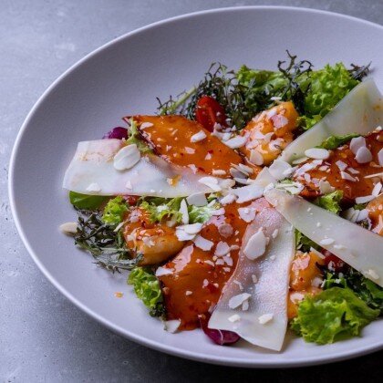 Сезонный салат с креветками