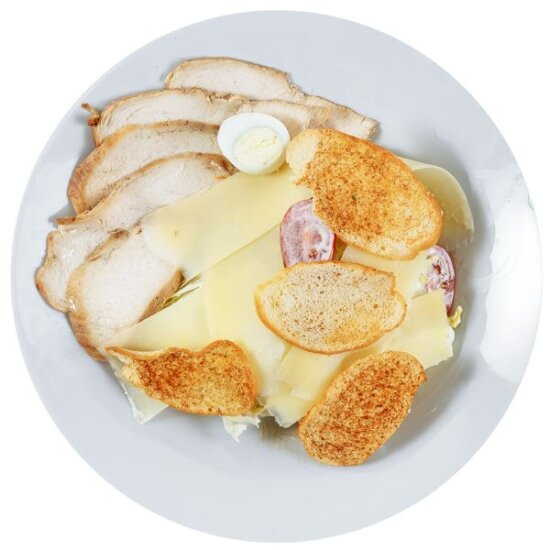 Салат Цезарь с куриной грудкой.