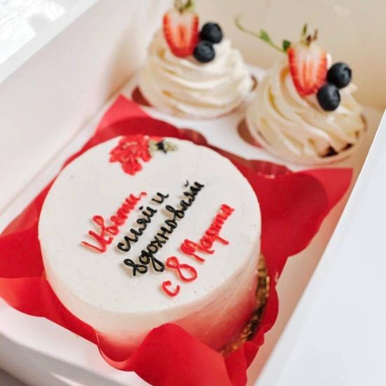 Набор бенто тортик с индивидуальной надписью и 2 капкейка