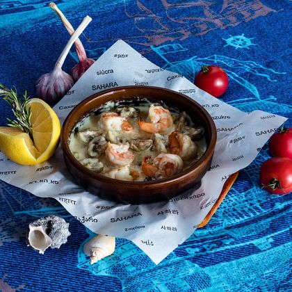 Креветки тигровые, жаренные в сливочном соусе с шампиньонами