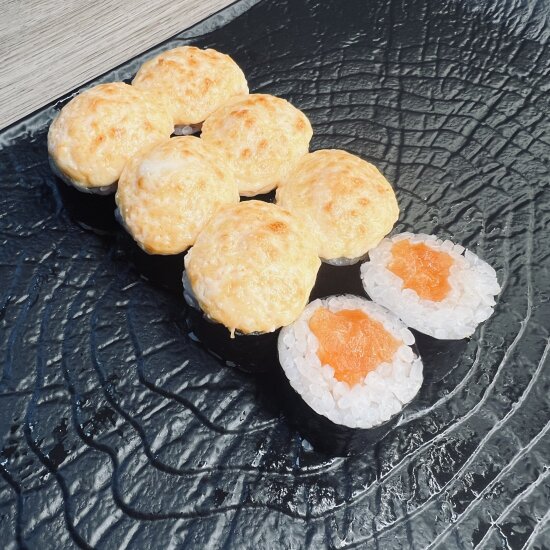 Маки с лососем запеченный