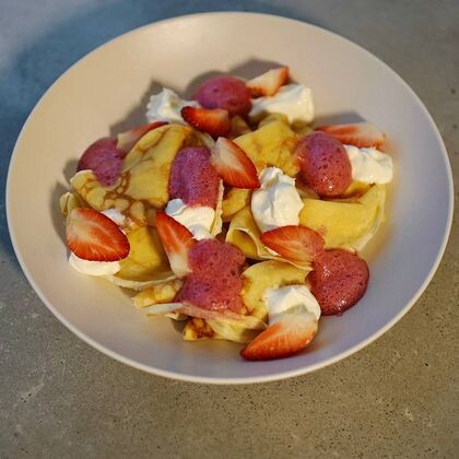 Блины с муссом наполеон и клубникой