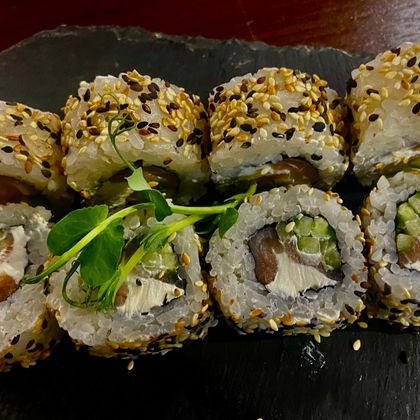 Ролл «Сяке чиз в кунжуте»