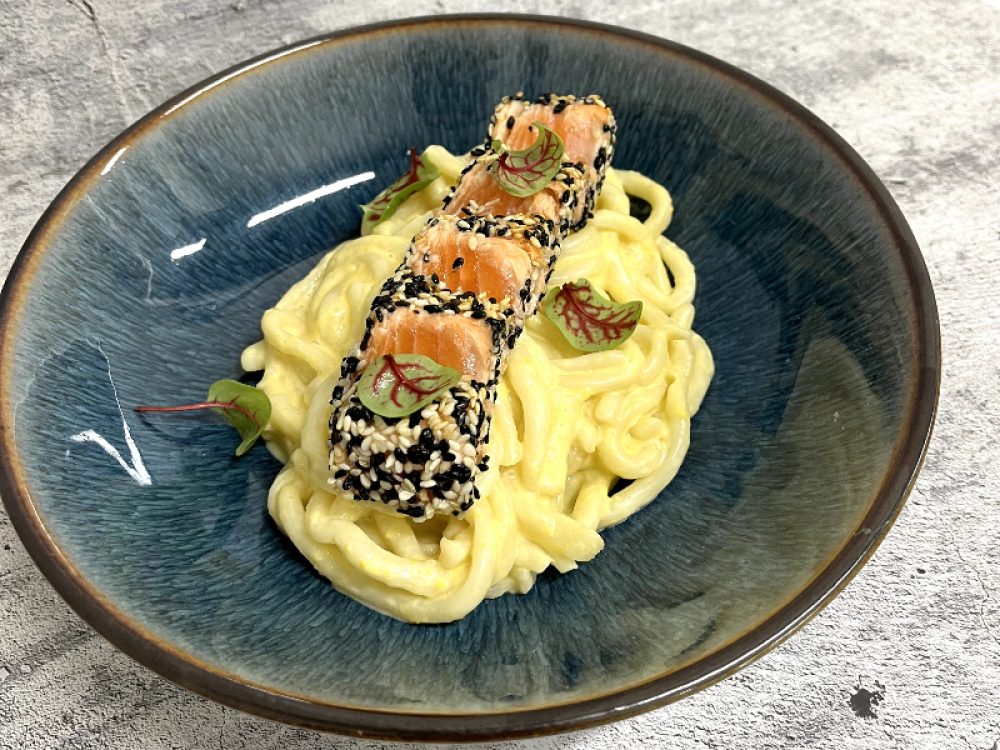 Удон с сыром чеддер и татаки лосось