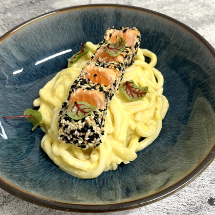 Удон с сыром чеддер и татаки лосось