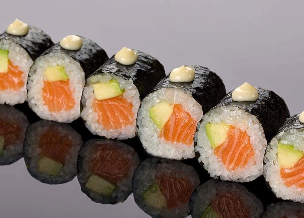 Ролл маки с лососем и авакадо
