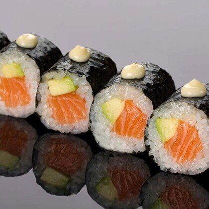 Ролл маки с лососем и авакадо