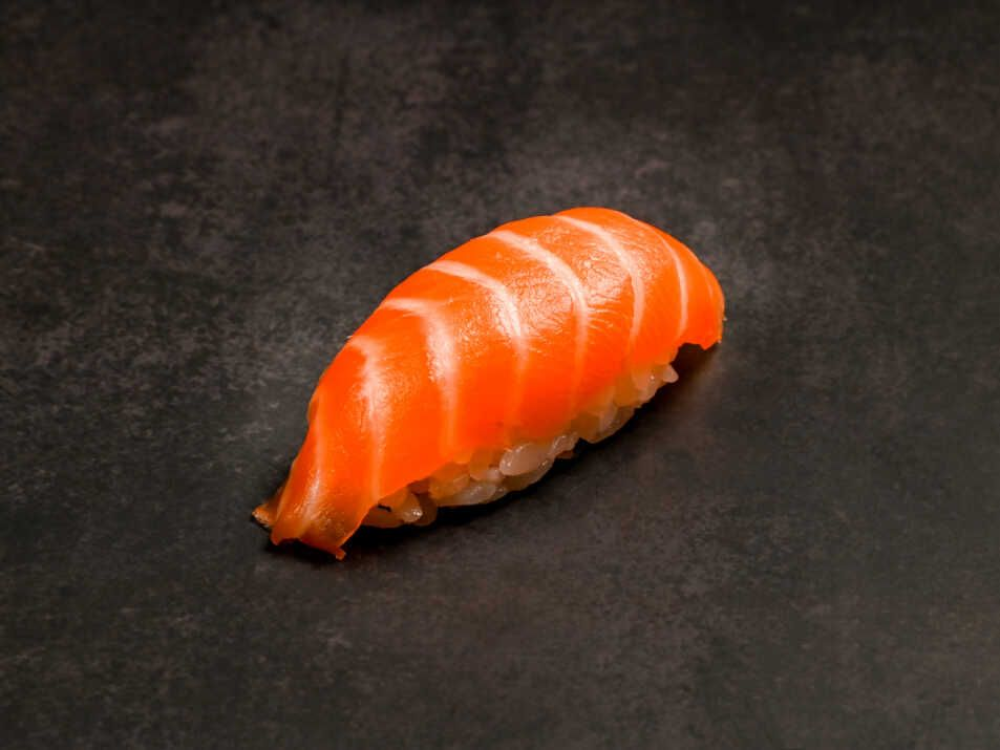Суши с лососем