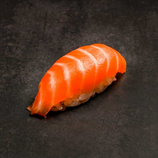 Суши с лососем