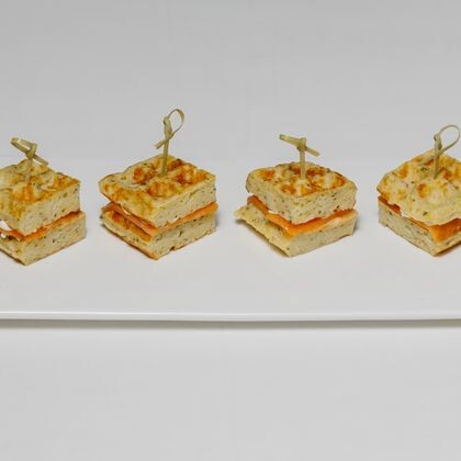 Канапе из картофельной вафли с лососем