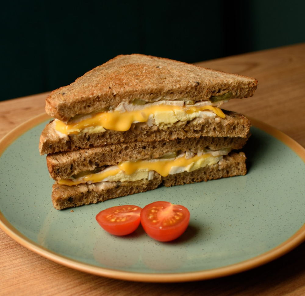 Сэндвич с курицей и яйцом