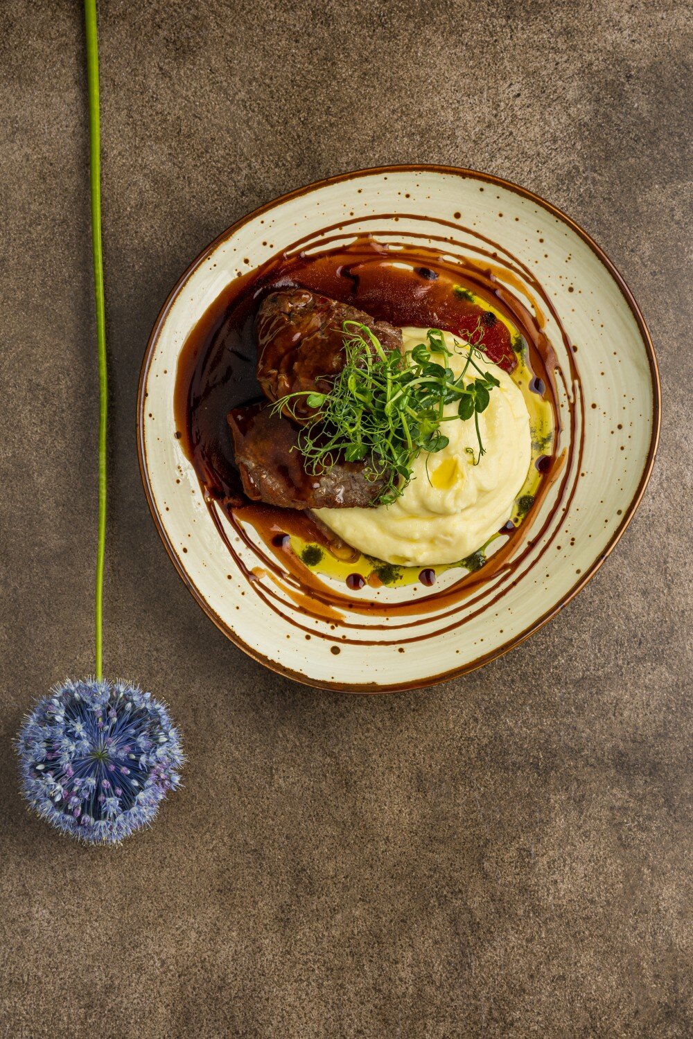 Стейк из свиной шейки с картофельным пюре и соусом демиглас