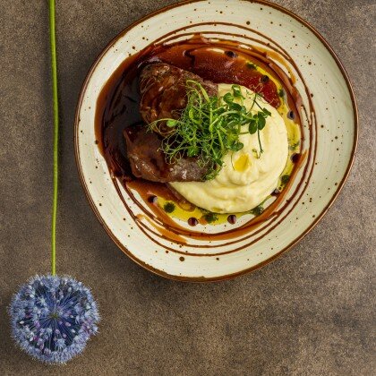 Стейк из свиной шейки с картофельным пюре и соусом демиглас