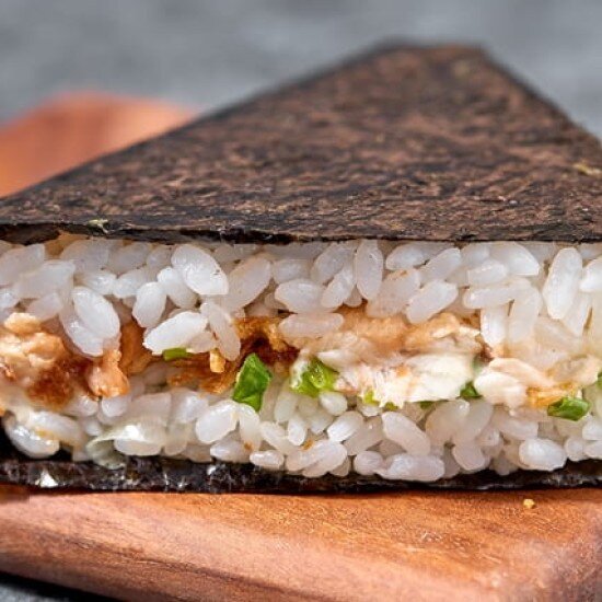 Онигири с тунцом