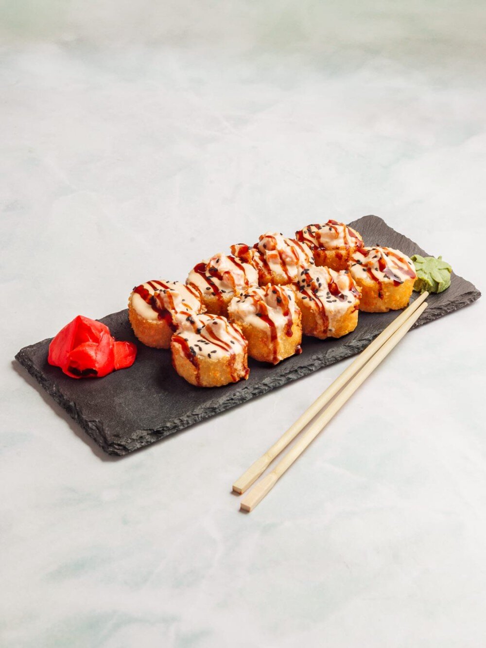 Тёплый ролл с креветками в сливочном соусе