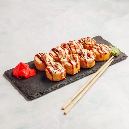 Тёплый ролл с креветками в сливочном соусе