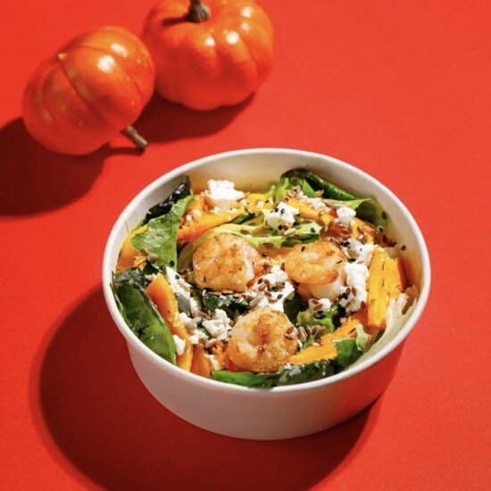 Зеленый салат с медовой тыквой и фетой и креветками