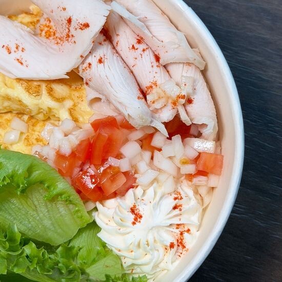 Завтрак с курицей су вид и яичным рулетом