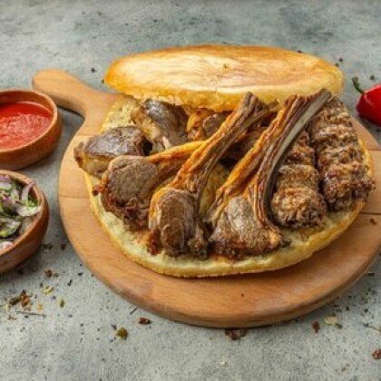 Ассорти шашлыков из ягненка в хлебе