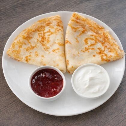 Блинчики с джемом и сметаной